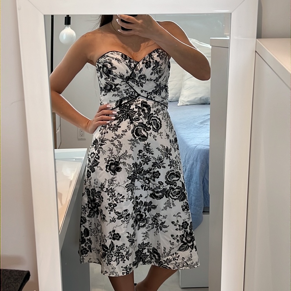 White House black market size 0 strapless Black and white A line dress flower